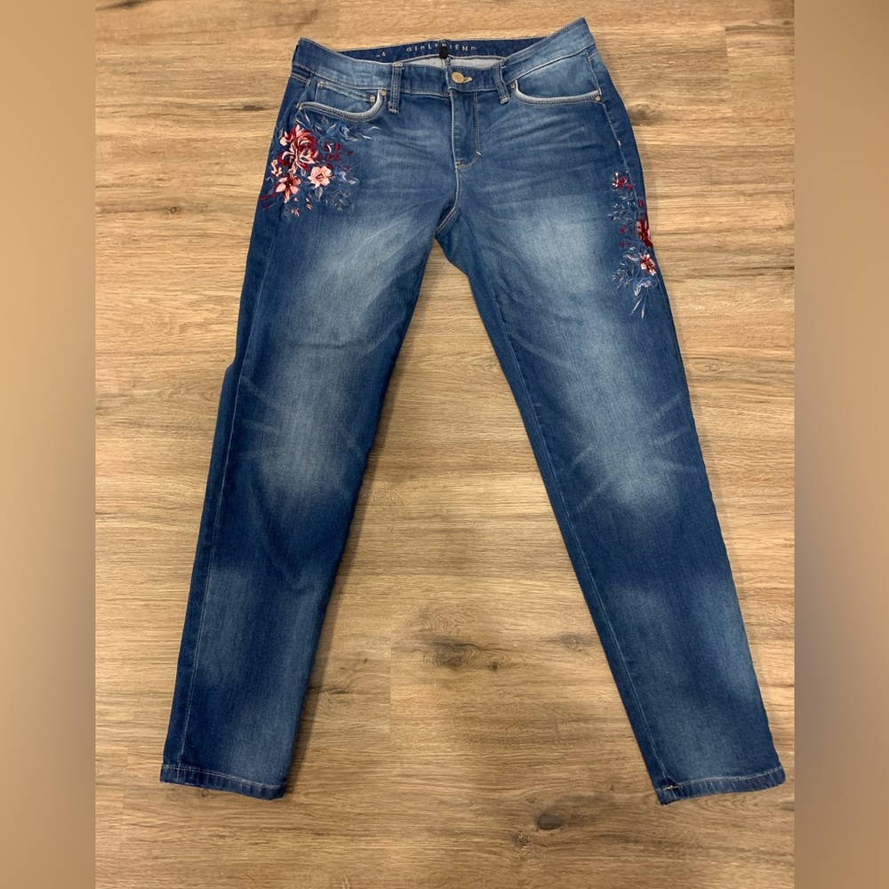 Jeans White House Black Market Floral Embroidered 
Size 4 Measures 33x29